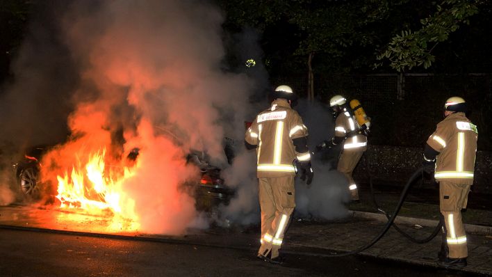 Symbolbild: Feuerwehrleute löschen ein brennendes Auto in der Alten Jakob Straße in Berlin Kreuzberg (Quelle: dpa/Steffen Tzscheuschner)