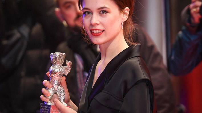 29.02.2020, Berlin: 6184205 29.02.2020 Paula Beer poses with the Silver Bear for Best Actress for 'Undine' at the 70th Berlinale International Film Festival (Quelle: dpa/Ekaterina Chesnokova)