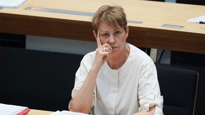 Elke Breitenbach (Die Linke), Sozialsenatorin, nimmt teil an einer Plenarsitzung des Berliner Abgeordnetenhauses (Bild: dpa/Jörg Carstensen)
