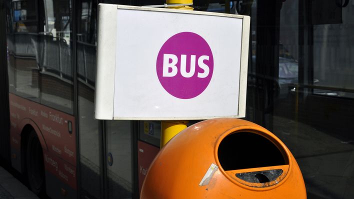 Symbolbid: An einer Bushaltestelle hält ein Bus der Berliner Verkehrsbetriebe (BVG) (Quelle: dpa/Sascha Steinach)