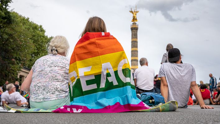 Demonstranten am 29. August 2020 vor der Berliner Siegessäule. (Quelle: dpa/Achille Abboud)