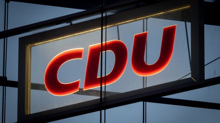 Symbolbild: Das CDU-Logo leuchtet in der CDU-Zentrale, dem Konrad-Adenauer-Haus. (Quelle: dpa/K. Nietfeld)