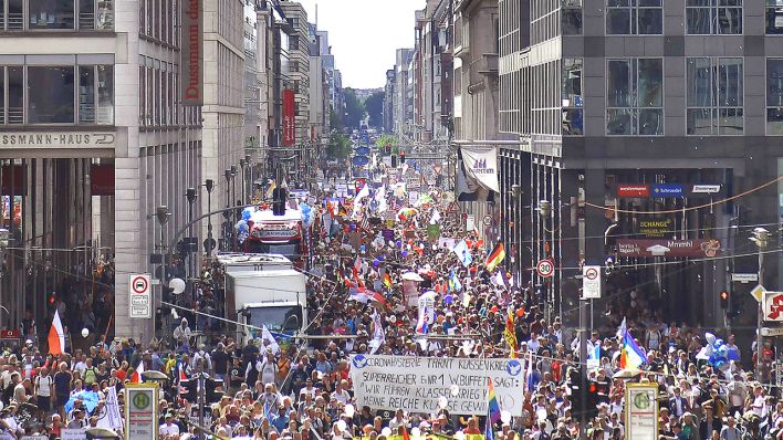 Demonstration gegen die aktuelle Corona-Politik. Tausende Menschen demonstrieren am 28.08.2020 auf der Friedrichstraße in Berlin Mitte gegen die bestehenden Coronavirus-Auflagen. (Quelle: dpa/Lakomski)
