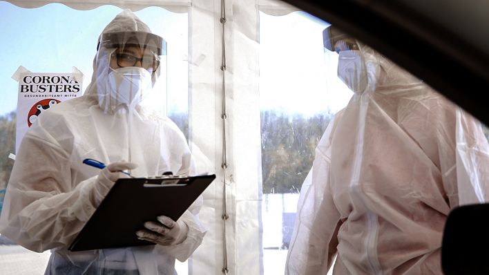 BERLIN, GERMANY - APRIL 27: Health officials, wearing protective gear as a measure against the coronavirus (COVID-19) pandemic, are seen at a testing station, newly built at Festplatz in Wedding borough of Mitte, Berlin, Germany (Quelle: dpa/dpa/Abdulhamid Hosbas)