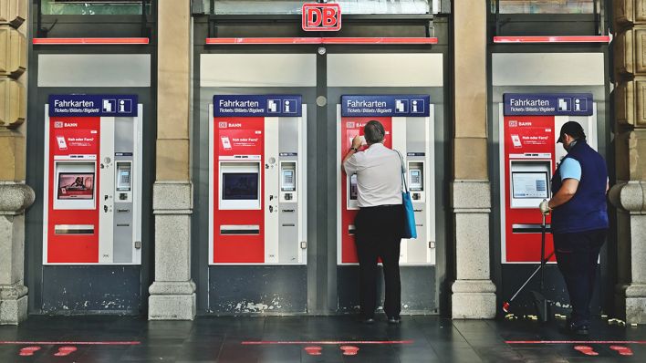Fahrgast beim Kauf einer Fahrkarte an einem Automaten (Quelle: dpa/Daniel Kubirski)