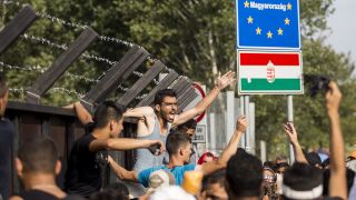 Archivbild: Flüchtlinge protestieren an einem geschlossenen Grenzübergang für Züge an der Grenze zwischen Ungarn und Serbien (Horgos). (Quelle: dpa/B. Mohai)