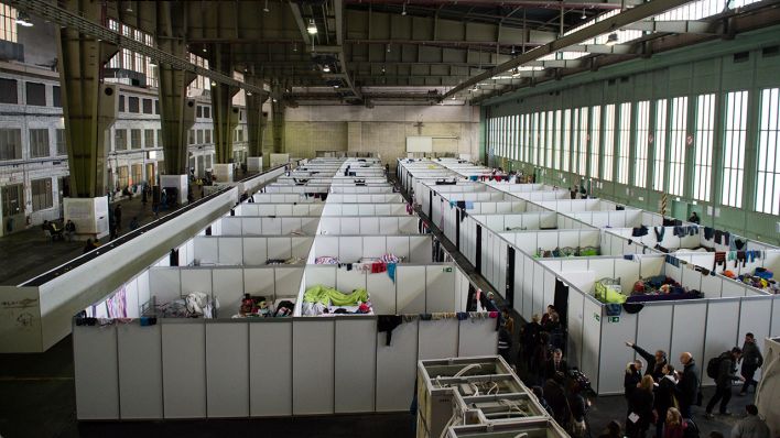 Archivbild: Mehrere Doppelstockbetten stehen jeweils in den Familienquartieren für Flüchtlinge in einem Hangar im ehemaligen Flughafen Tempelhof. (Quelle: dpa/B. Jutrczenka)