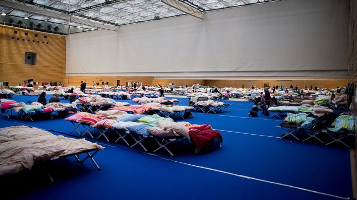Archivbild: Zahlreiche Betten stehen am 12.09.2015 in Berlin in einer großen Sporthalle am Olympiapark im Stadtteil Charlottenburg für die Unterbringung von Flüchtlingen. (Quelle: dpa/K. Nietfeld)
