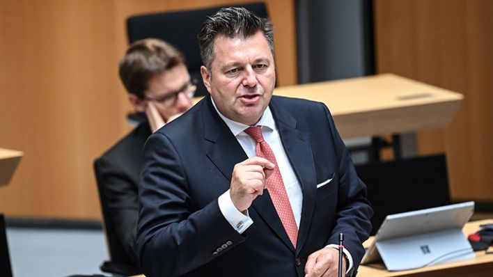 Andreas Geisel (SPD), Berliner Innensenator, beantwortet bei der 61. Plenarsitzung des Berliner Abgeordnetenhauses die Fragen der Abgeordneten. (Quelle: dpa/B. Pedersen)