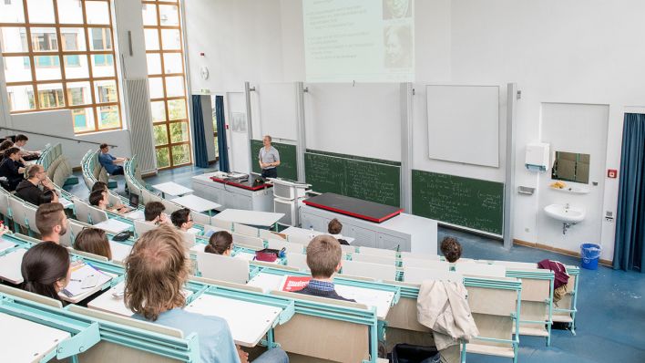Archivbild: Studenten lernen in Berlin im Hoersaal am Institut fuer Mathematik an der Freien Universitaet Berlin. (Quelle: dpa/K. Krämer)