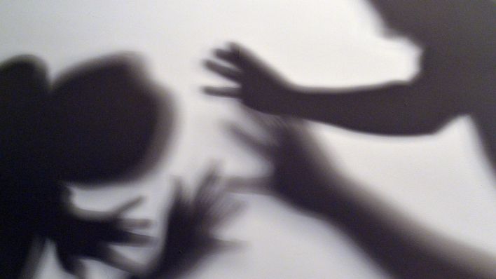 Die Schatten zweier Personen scheinen aufeinander loszugehen, Symbolbild (Quelle: DPA/Maurizio Gambarini)