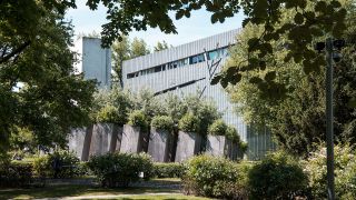 Das Jüdische Museum in Kreuzberg. Der Zickzack-Bau von Daniel Libeskind ist eines der beliebtesten Ausstellungshäuser in Deutschland. (Quelle: dpa/B. Jutrczenka)