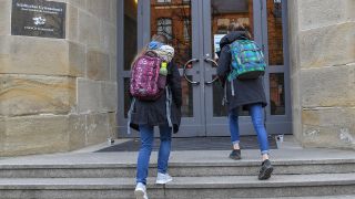 Archiv: Zwei Mädchen gehen zum Unterricht in das Karl-Liebknecht-Gymnasium. (Quelle: dpa/P. Pleul)