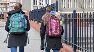 16.03.2020, Brandenburg, Frankfurt (Oder): Zwei Mädchen gehen zum Unterricht im Karl-Liebknecht-Gymnasium. (Quelle: dpa/Pleul)
