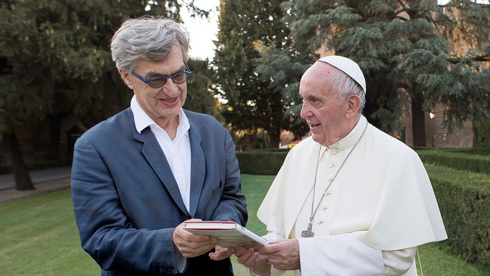 Papst Franziskus und Wim Wenders (Quelle: dpa/Focus Features/AP)