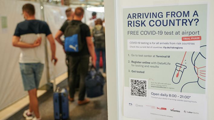 Archivbild: Ankommende Passagiere stehen zum kostenlosen Test im Flughafen Schönefeld an. (Quelle: dpa/A. Riedl)