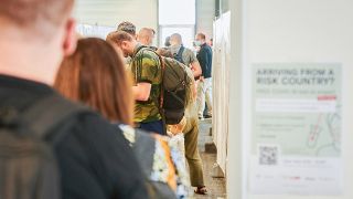 Berlin: Ankommende Passagiere stehen zum kostenlosen Test im Flughafen Schönefeld an (Quelle: dpa/Riedl)