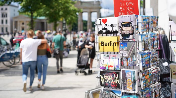 11.07.2020, Berlin: Ansichtskarten der Stadt Berlin werden in Sichtweite des Brandenburger Tors verkauft. (Quelle: dpa/Jörg Carstensen)
