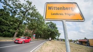 Brandenburg, Wittenberge: Ein Ortseingangsschild steht vor der brandenburgischen Stadt Wittenberge. (Quelle: dpa/Arne Immanuel Bänsch)