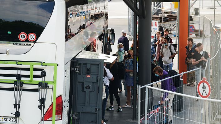 Symbolbild: Reisende bringen ihr Gepäck auf den Zentralen Omnibusbahnhof (ZOB) in den Reisebus. (Quelle: dpa/A. Riedl)