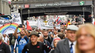 Teilnehmer sammeln sich in der Friedrichstraße zu einer Demonstration gegen die Corona-Maßnahmen (Quelle: dpa/Zinken)