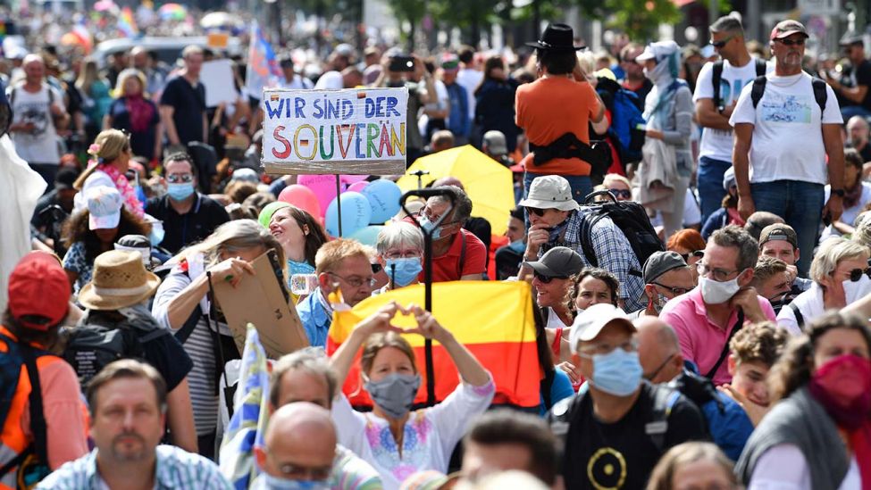 Demonstranten des Querdenker-Protests Unter den Linden (Quelle: dpa/Bernd von Jutrcezenka)