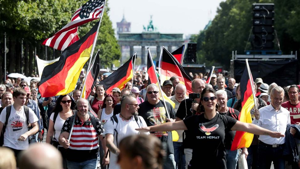 "Querdenker"-Protest auf der Straße des 17. Juni am Roten Rathaus (Quelle: AP/Michael Sohn)