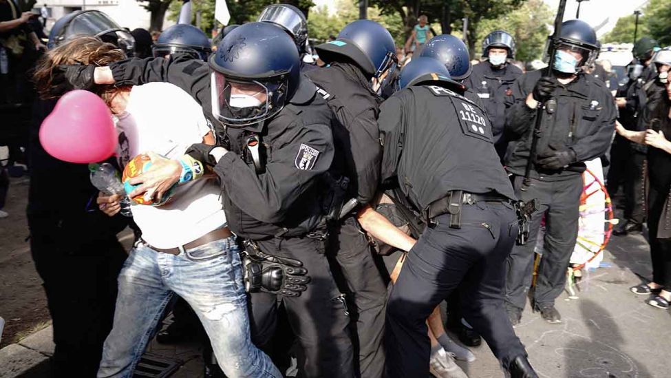 29.08.2020, Berlin: Die Polizei liefert sich Auseinandersetzungen mit Teilnehmern in Unter den Linden bei einer Demonstration gegen die Corona-Maßnahmen (Quelle: Kay Nietfeld/dpa)