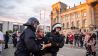 Polizisten führen bei einem Protest gegen die Corona-Maßnahmen einen Mann vom Platz der Republik vor dem Reichstagsgebäude. (Quelle: dpa/Christoph Soeder)