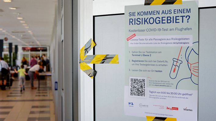 Ein Schild für die Coronateststation am Flughafen Berlin Schönefeld (Bild: imago images/Bernd Friedel)