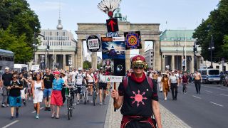 Ein Teilnehmer der Demonstration am 01.08.2020 gegen die Corona-Schutzmaßnahmen in Berlin (Bild: imago images/Frederic Kern)