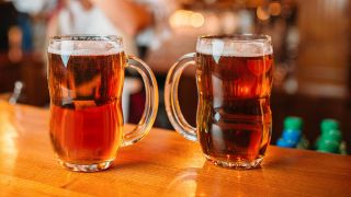 Symbolbild: Zwei Biergläser stehen in einer Bar auf der Theke. (Quelle: imago images/Panthermedia)