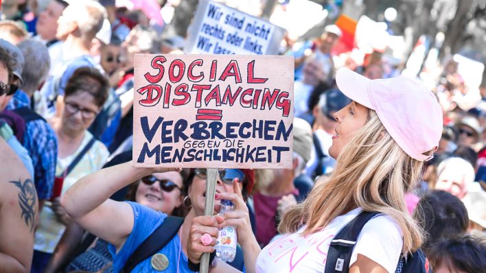 Demonstration Tag der Freiheit - Tausende feiern das Ende der Pandemie und den Tag der Freiheit in Berlin mit einem Umzug durch das Regierungsviertel (Quelle: imago-images/Müller-Stauffenberg)
