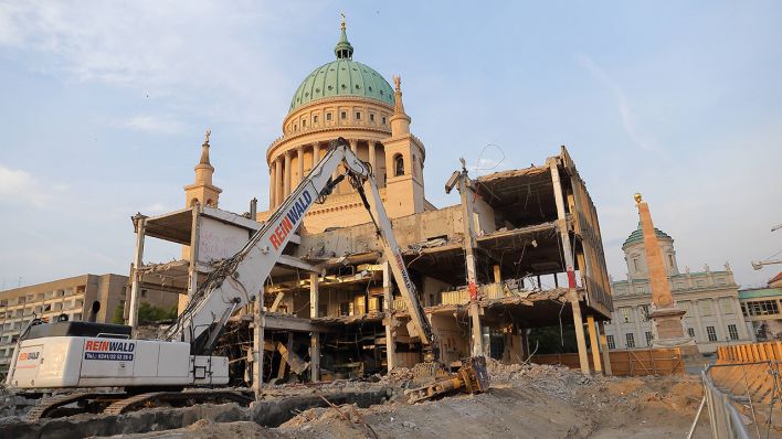 Archiv - Ein Abrissbagger steht am 08.08.2018 am fast vollständig abgerissenen Gebäude der FH Potsdam (Bild: imago images/Martin Müller)