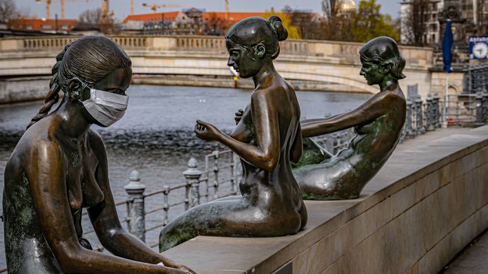 Symbolbild - Eine Skulptur an der Spree trägt einen Mundschutz (Bild: imago images/ Jürgen Ritter)