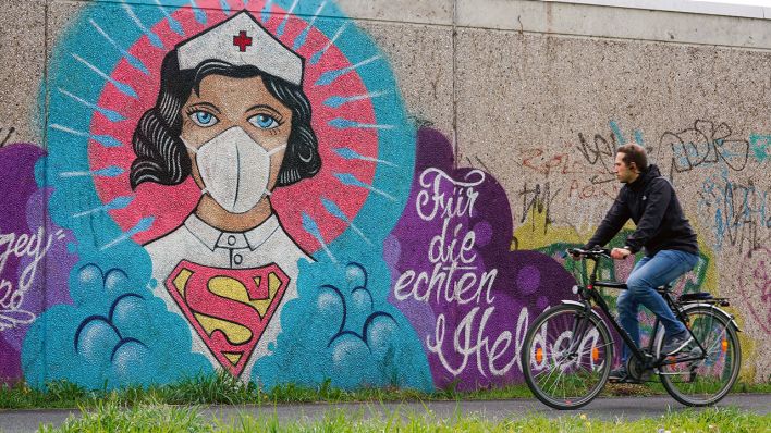 Ein Graffiti zeigt eine Krankenschwester als Heldin (Bild: imago images/Friedrich Stark)