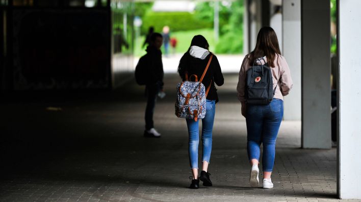 An einigen Berliner Schulen gab es eine Woche nach den Sommerferien bereits Coronafälle (Quelle: imago images/Max Kovalenko).