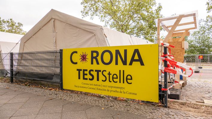 Die Corona Teststelle des Deutschen Roten Kreuz am 03.08.2020 in der Soorstraße am ZOB Zentraler Omnibusbahnhof. (Quelle: imago images/Stefan Zeitz)