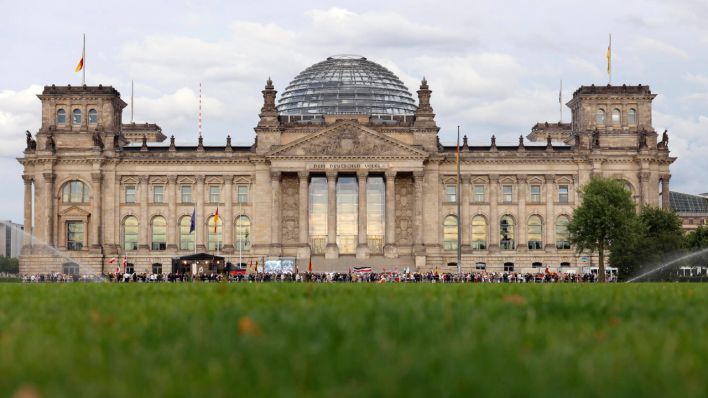 Eine Demo am Reichstag. (Quelle: imago images/Christoph Hardt)