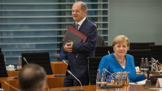 Bundeskanzlerin Angela Merkel (CDU) und Bundesfinanzminister Olaf Scholz (SPD) am Rande einer Kabinettssitzung in Berlin. Quelle: imago images