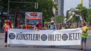 reischaffende Kuenstler haben am Sonntag 09.08.2020 in Berlin mit einem Protestmarsch auf ihre prekaere Lage in der Corona-Krise aufmerksam gemacht. Quelle: Rolf Zoellner/www.imago-images.de