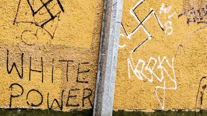 Symbolbild: Graffiti von Neonazis an einer Häuserwand (Quelle: imago-images)