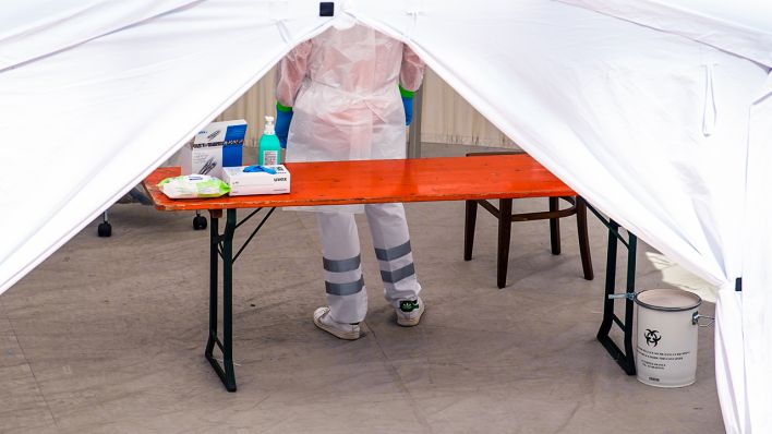 Symbolbild: Medizinisches Personal in einem Zelt von einem Corona-Testzentrum (Quelle: dpa/Sven Hoppe)