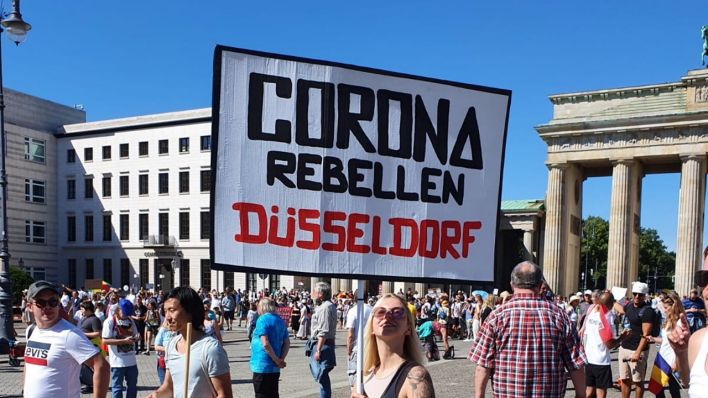 Corona-Leugner-Demo Unter den Linden (Quelle: rbb)