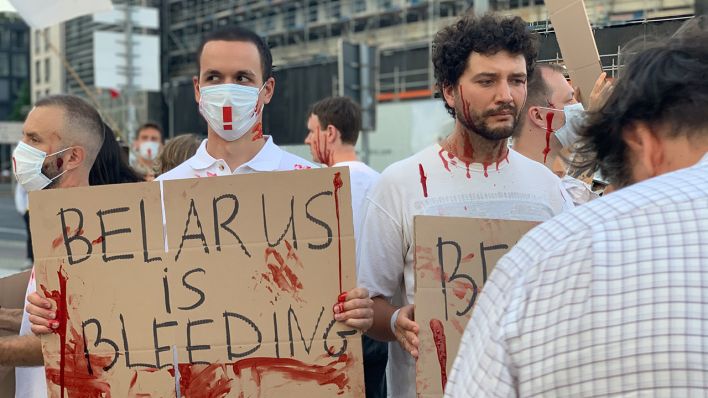 Belarus-Demonstration am 11.08.2020 am Potsdamer Platz. "Belarus is bleeding" steht auf einem Schild.(Quelle: rbb/Raphael Jung)