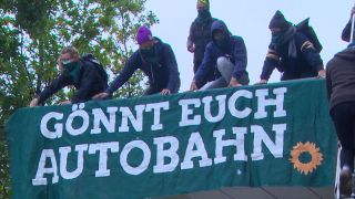 Klimaaktivisten hängen ein Transparent auf dem Dach der hessischen Vertretung in Berlin auf (Bild: TeleNewsNetwork)