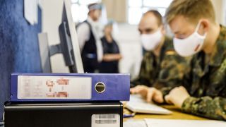 Bundeswehrsoldaten unterstützen das Gesundheitsamt bei der Corona- Kontaktverfolgung. (Quelle: dpa/C. Koall)