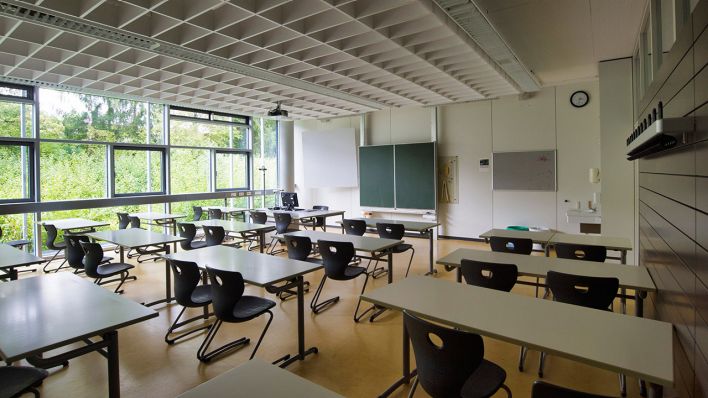 Symbolbild: Ein leeres Klassenzimmer nach Schulschließung auf Grund der Ausbreitung des Corona-Virus. (Quelle: dpa/Weber)