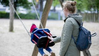 Symbolbild - Ein Kind wird von seiner Mutter auf einem Spielplatz im Volkspark Wilmersdorf auf der Schaukel angeschubst. (Bild: dpa/Christoph Soeder)
