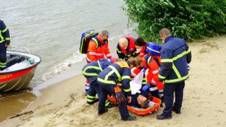 Rettungsübung der Feuerwehr (Quelle: dpa/Frank Bründel)